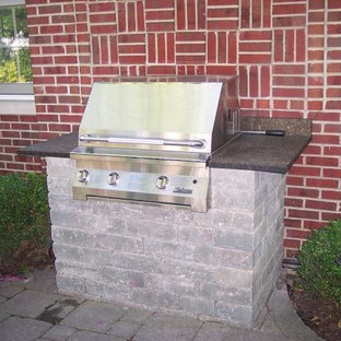 シカゴの小さいトラディショナルスタイルのおしゃれな裏庭のテラス (アウトドアキッチン、天然石敷き、日よけなし) の写真