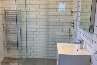 Modelo de cuarto de baño principal de tamaño medio con ducha con puerta corredera