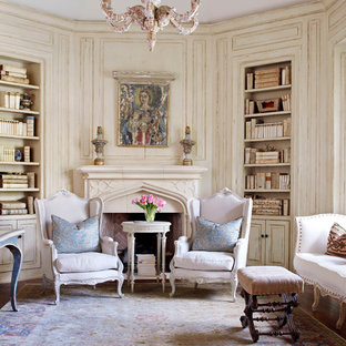 Foto de salón cerrado, romántico, sin televisor, con paredes beige, suelo de madera oscura, chimenea tradicional, marco de chimenea de piedra y suelo marrón