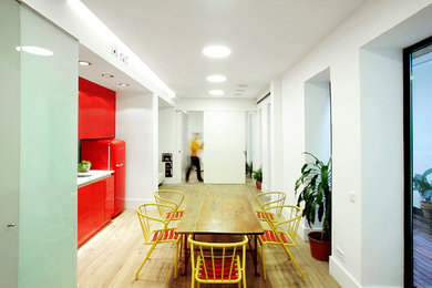 Example of a minimalist living room design in Madrid