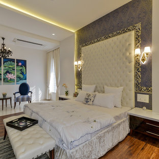 Idee per una grande camera da letto etnica con pareti bianche, pavimento in legno massello medio e pavimento marrone