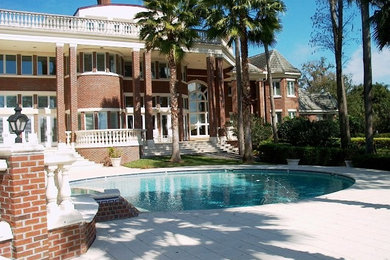 Large traditional home design in Tampa.