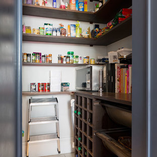 Réalisation d'une grande arrière-cuisine design en L avec un évier posé, un placard à porte plane, des portes de placard bleues, un électroménager encastrable et un îlot central.