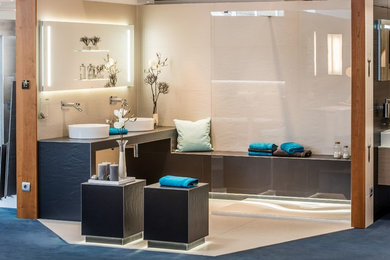 Geräumiges Modernes Badezimmer mit bodengleicher Dusche, beigen Fliesen, Keramikfliesen, Keramikboden, Aufsatzwaschbecken, beigem Boden und offener Dusche in Sonstige