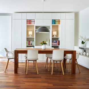 Inspiration för en mellanstor funkis matplats med öppen planlösning, med vita väggar, mellanmörkt trägolv och orange golv