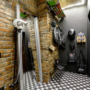 Inredning av en eklektisk liten entré, med klinkergolv i porslin, svart golv och bruna väggar