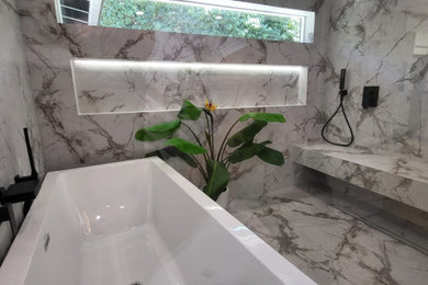 Bathroom - modern bathroom idea in Los Angeles