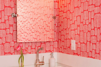 Example of a minimalist bathroom design in Denver