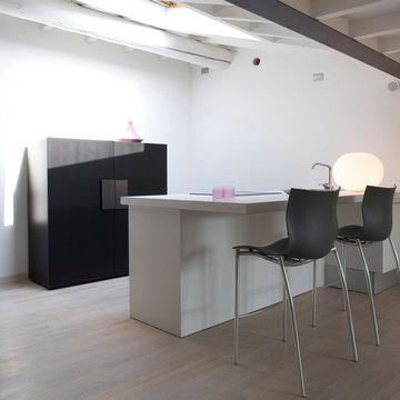 'Glo-Ball Basic' Table Lamp