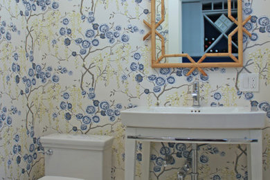 ボストンにある小さなトラディショナルスタイルのおしゃれなトイレ・洗面所 (家具調キャビネット、白いキャビネット、一体型トイレ	、青い壁、大理石の床、コンソール型シンク、白い床、独立型洗面台、壁紙) の写真