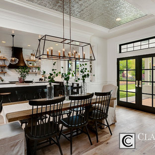 ボイシの広いカントリー風 LDKの画像 (白い壁、淡色無垢フローリング、暖炉なし)