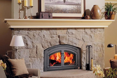 Mountain style home design photo in New York