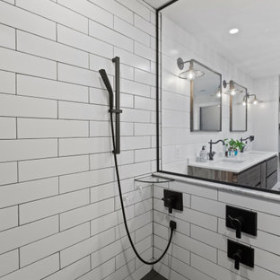 Ispirazione per una grande stanza da bagno padronale country con ante con riquadro incassato, ante marroni, vasca con piedi a zampa di leone, doccia aperta, WC monopezzo, piastrelle grigie, piastrelle in metallo, pareti beige, pavimento con piastrelle a mosaico, lavabo rettangolare, top in quarzo composito, pavimento blu, doccia aperta, top marrone, panca da doccia, un lavabo e mobile bagno freestanding