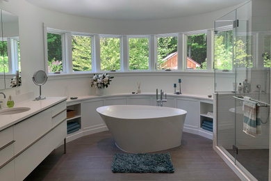 Großes Modernes Badezimmer mit freistehender Badewanne, Duschnische, weißen Fliesen, Metrofliesen, weißer Wandfarbe, Keramikboden, grauem Boden und Falttür-Duschabtrennung in Burlington