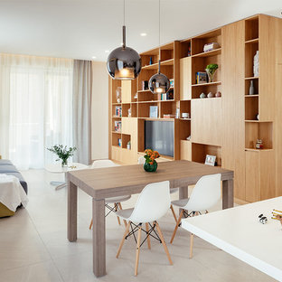 ナポリの巨大なコンテンポラリースタイルのLDKの画像 (白い壁、磁器タイルの床、グレーの床)