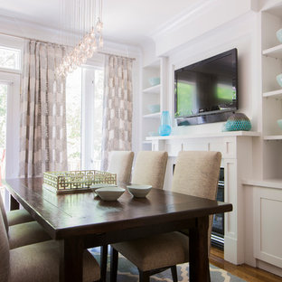 トロントの中サイズのトランジショナルスタイルのLDKの画像 (白い壁、無垢フローリング、標準型暖炉、木材の暖炉まわり、茶色い床)