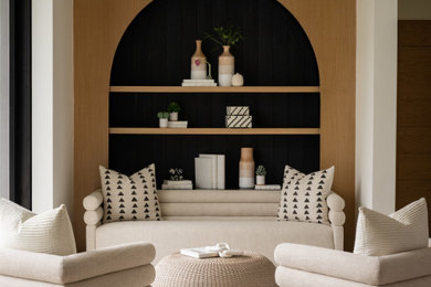 Ejemplo de biblioteca en casa minimalista extra grande con suelo de madera clara, suelo beige y madera