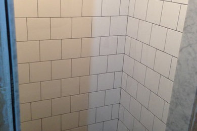 トロントにあるインダストリアルスタイルのおしゃれな浴室の写真