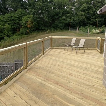Deck with hog fence railing