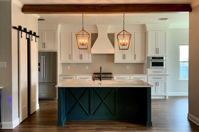 Kitchen - traditional kitchen idea in New Orleans