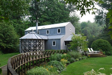 Example of a cottage exterior home design in Chicago