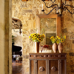 Выдающиеся фото от архитекторов и дизайнеров интерьера: прихожая в средиземноморском стиле с бежевыми стенами