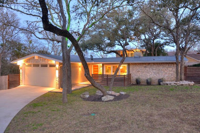 Mid-century modern exterior home idea in Austin