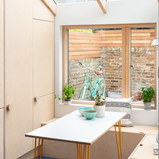 Idée de décoration pour une petite salle à manger nordique avec un sol bleu et un mur blanc.