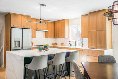 Open concept kitchen - small mid-century modern l-shaped open concept kitchen idea in Denver with an undermount sink, recessed-panel cabinets, medium tone wood cabinets, quartz countertops, white backsplash, quartz backsplash, colored appliances, an island and white countertops