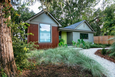 Inspiration for a mid-sized modern one-story metal exterior home remodel in Charleston with a shingle roof
