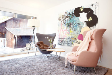 Foto di un grande ingresso con vestibolo scandinavo con pareti bianche e parquet chiaro