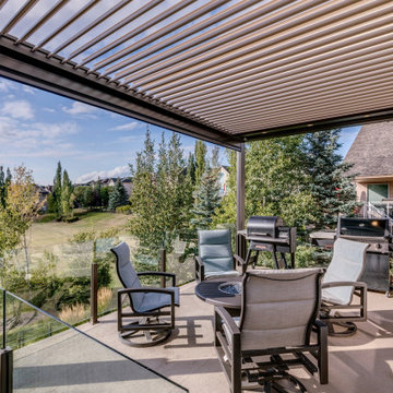 StruXure Adjustable Pergola with Phantom Motorized Screen for UV Protection
