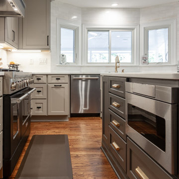 LARGE TWO-TONE KITCHEN