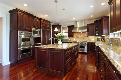 Inspiration for a timeless kitchen remodel in Tampa