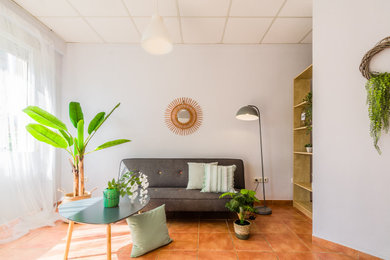 Foto de salón abierto mediterráneo pequeño con paredes blancas y suelo de baldosas de terracota