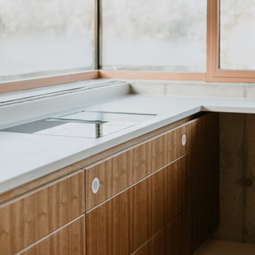 Design-Küche in organischen Formen aus Rüster-Furnier