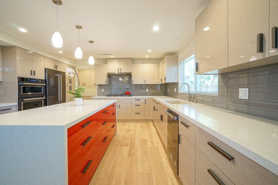 Example of a mid-century modern kitchen design in Los Angeles