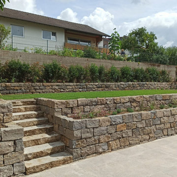 Hintergarten in Hanglage mit südlichem Flair und großer Terrasse (2/3)
