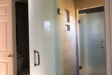 Ejemplo de cuarto de baño principal, doble y a medida tradicional pequeño con armarios tipo mueble y puertas de armario blancas