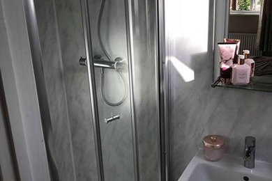Diseño de cuarto de baño contemporáneo grande con paredes grises y aseo y ducha