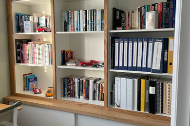 Ejemplo de despacho contemporáneo de tamaño medio con paredes verdes, moqueta, escritorio empotrado y suelo beige