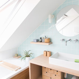 Idées déco pour une petite salle d'eau scandinave avec un placard sans porte, des portes de placard en bois clair, une baignoire encastrée, une douche à l'italienne, un carrelage bleu, des carreaux de céramique, un mur blanc, un sol en bambou, un plan vasque, un plan de toilette en carrelage, un sol marron, une cabine de douche à porte coulissante et un plan de toilette bleu.