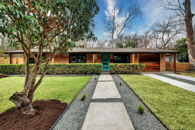 Diseño de fachada de casa multicolor y gris vintage grande de una planta con revestimiento de ladrillo, tejado a dos aguas, tejado de teja de madera y panel y listón