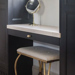 Cette photo montre une petit armoire encastrée chic neutre avec un placard à porte shaker, des portes de placard noires, un sol en bois clair et un plafond en papier peint.
