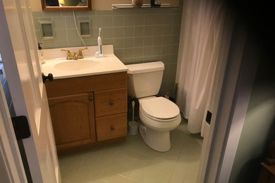 シンシナティにある高級な小さなおしゃれなマスターバスルーム (アルコーブ型浴槽、シャワー付き浴槽	、白いタイル、サブウェイタイル、セラミックタイルの床、白い床) の写真
