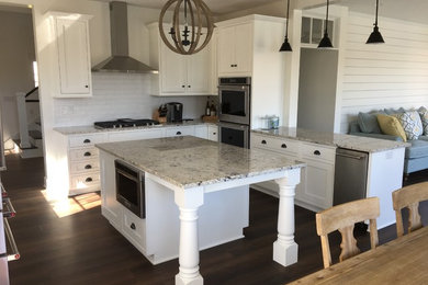 Trendy eat-in kitchen photo