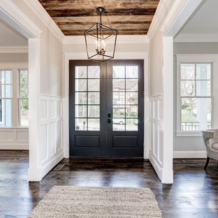 Foto di una porta d'ingresso country di medie dimensioni con pareti beige, parquet scuro, una porta a due ante, una porta marrone e pavimento marrone