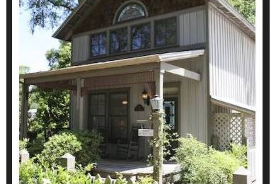 Example of a classic exterior home design in Jacksonville