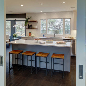 Guest-ready kitchen, lounge & bar