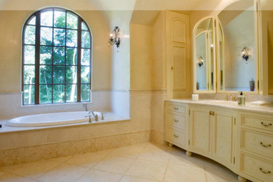 Example of a bathroom design in Milwaukee